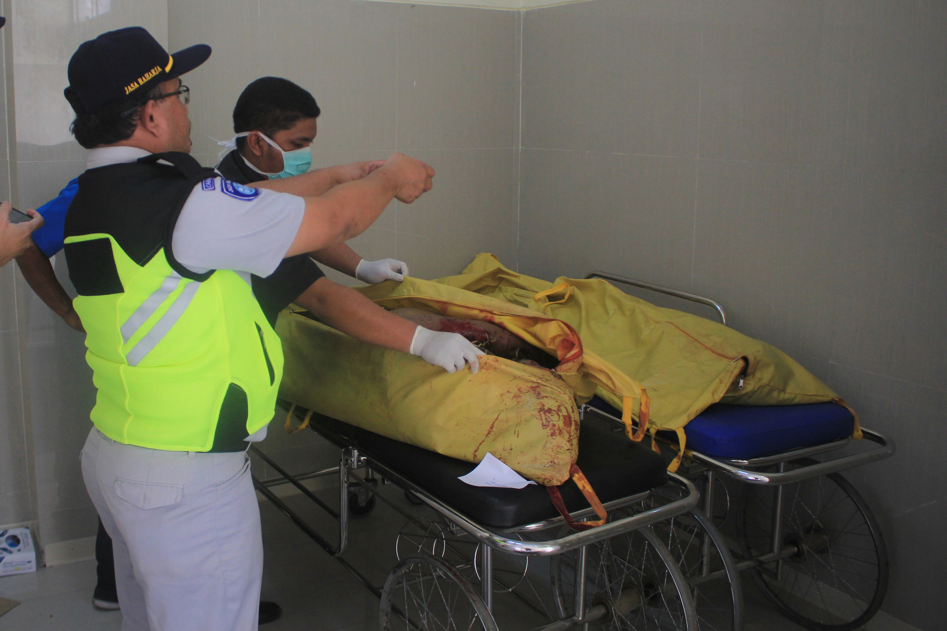 Petugas mengidentifikasi dua korban meninggal akibat tabrakan beruntun di Tol Cipali.