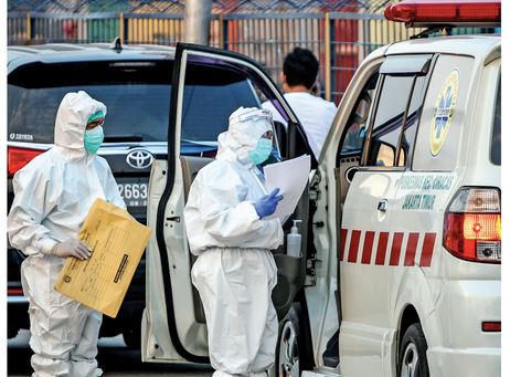 Tenaga kesehatan memeriksa berkas penumpang ambulans di Rumah Sakit Darurat Penanganan Covid-19, Wisma Atlet Kemayoran, Jakarta, kemarin