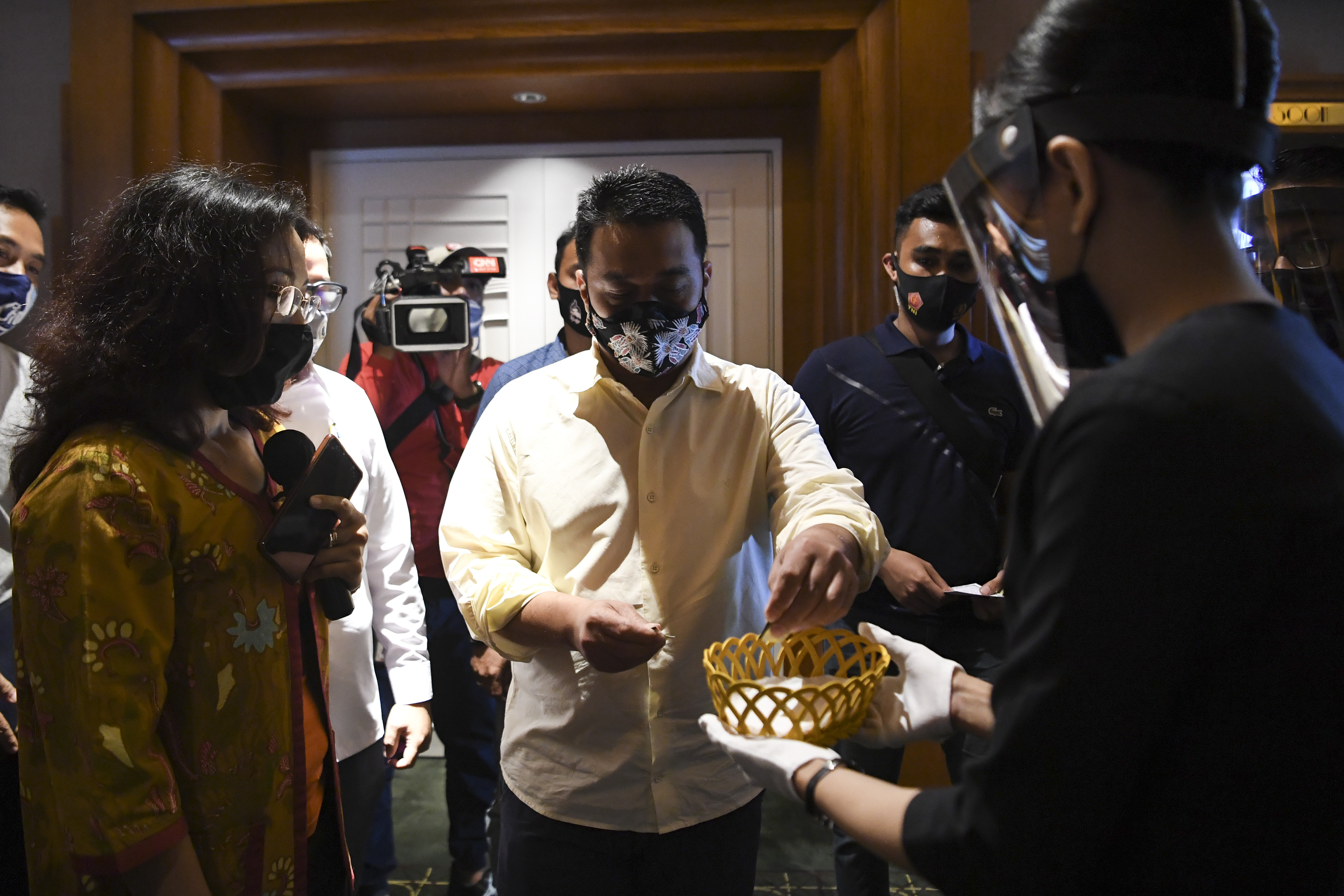 Wakil Gubernur DKI Jakarta Ahmad Riza Patria (tengah) mengikuti simulasi protokol kesehatan di bioskop