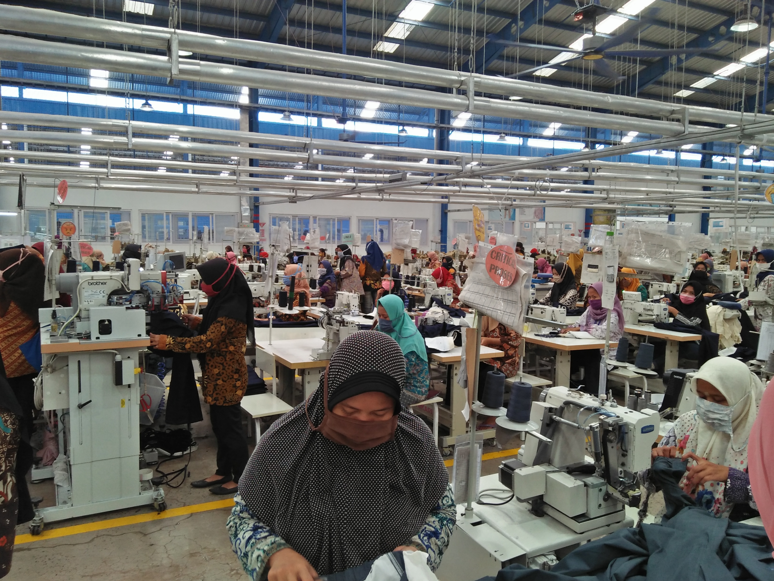 Pekerja di kawasan industri Brebes, Jateng.