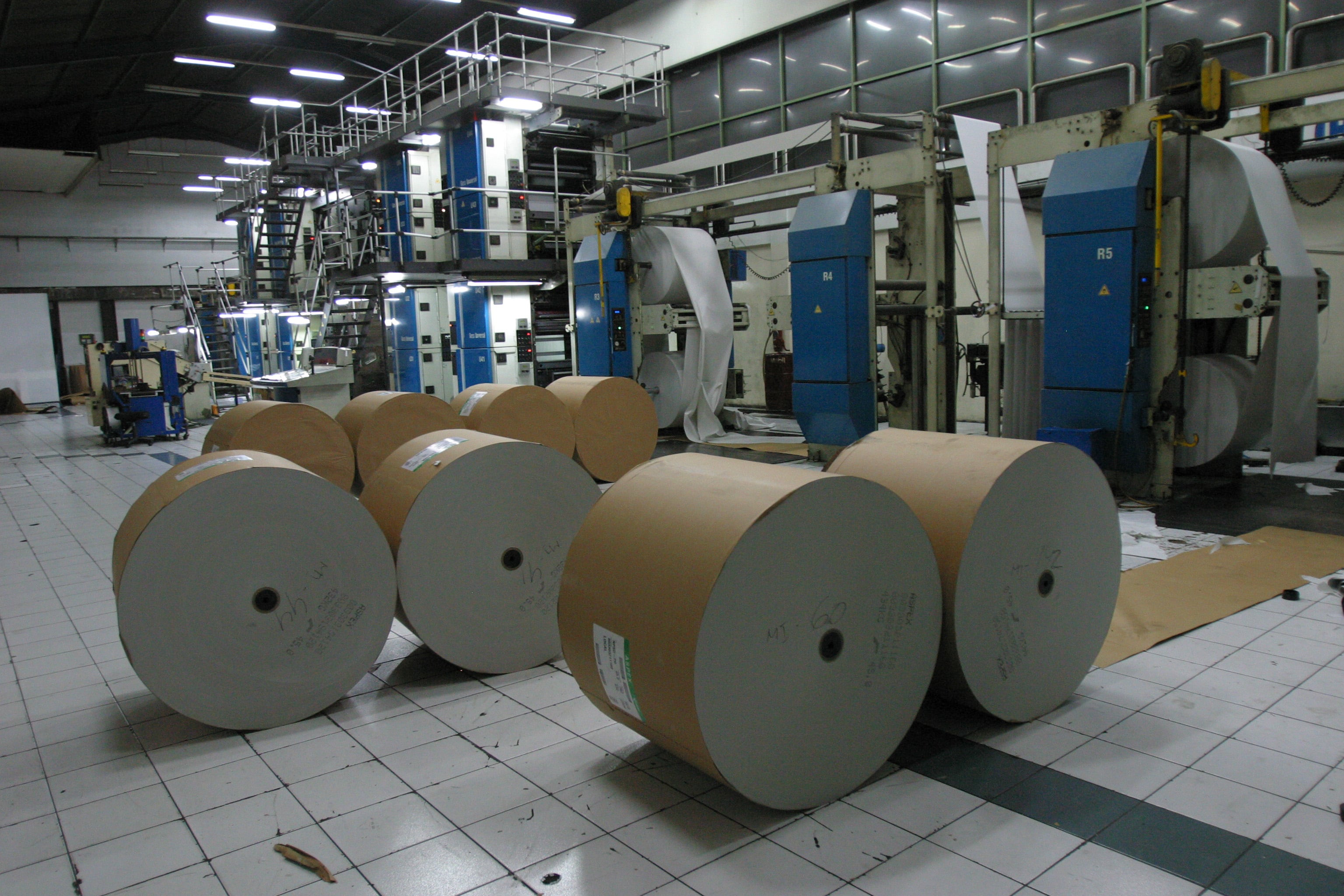 Gulungan kertas koran yang siap dicetak