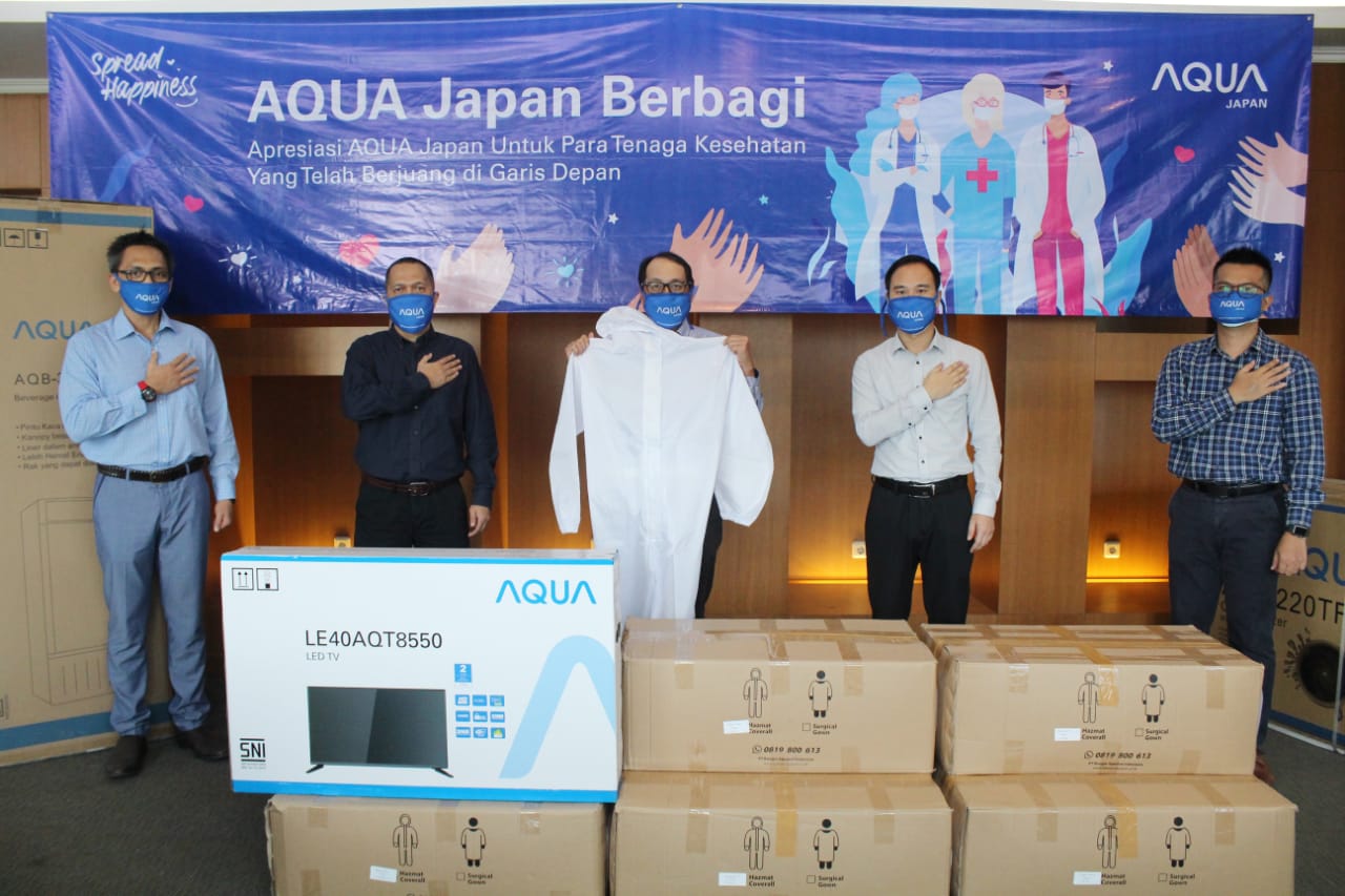 Penyerahan bantuan APD dari Aqua Japan untuk tenaga medis di Indonesia.