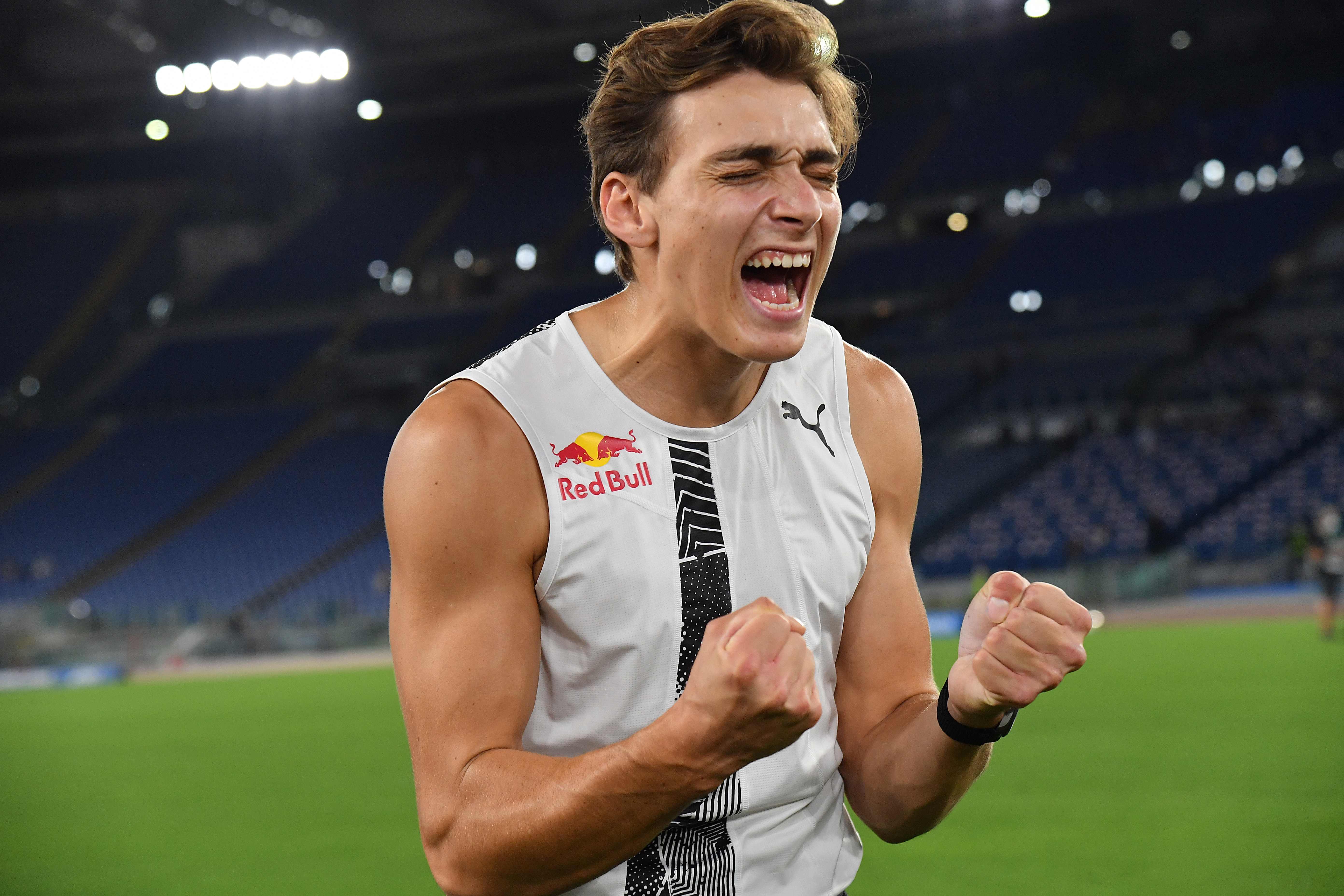 Pelompat galah asal Swedia Armand Duplantis usai mengungguli rekor Sergey Bubka, di Roma, Kamis (17/9).