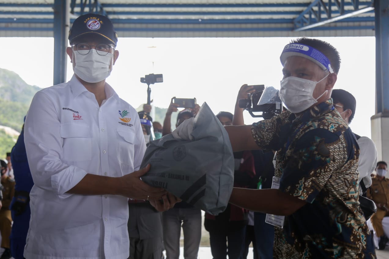 Mensos Juliari (kiri)