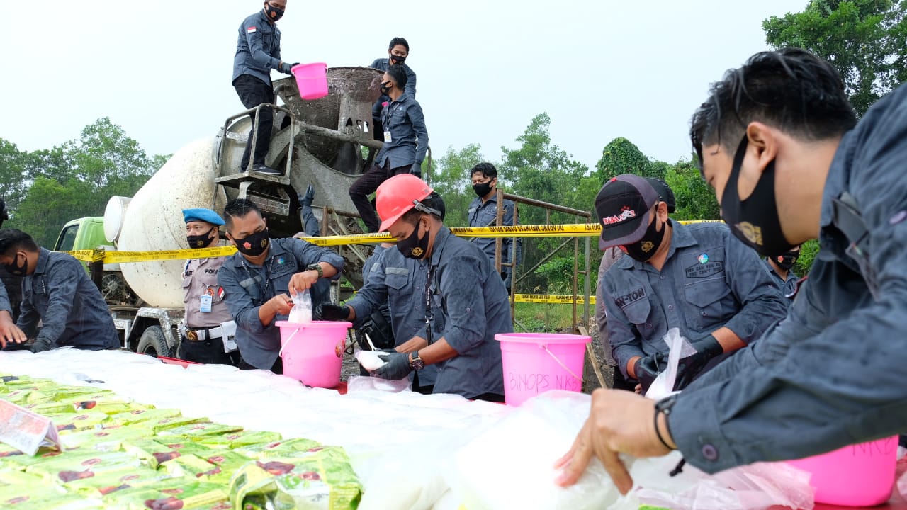 Pemusnahan barang bukti narkoba jenis sabu seberat 200 kilogram oleh Polda Kalsel.