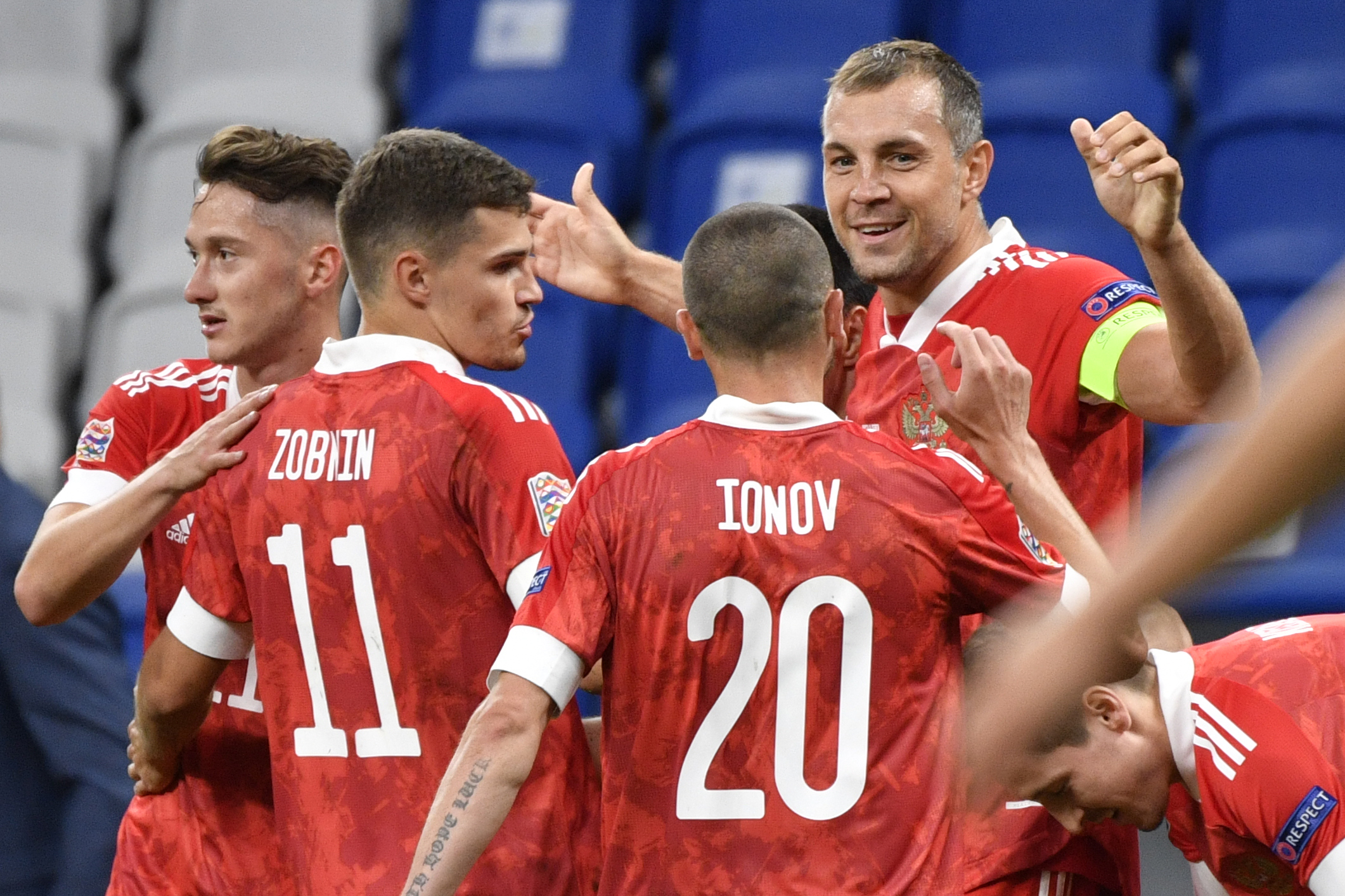 Para pemain Rusia melakukan selebrasi usai mencetak gol ke gawang Serbia