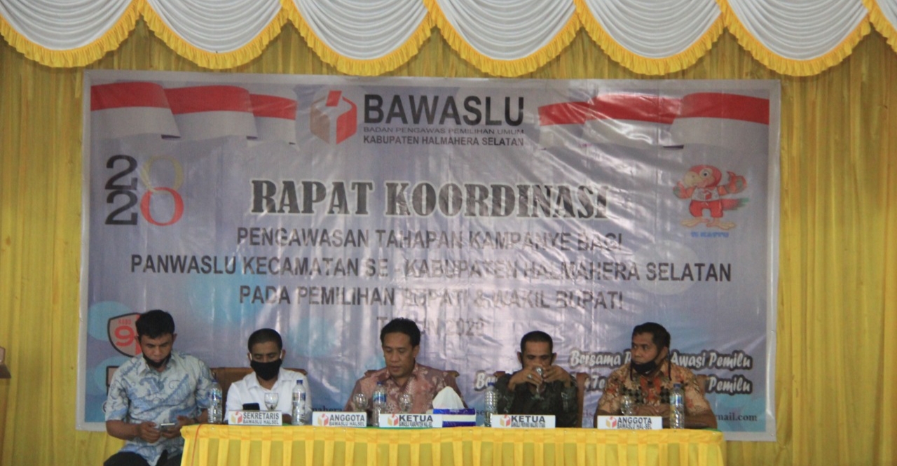 Ketua Bawaslu Provinsi Maluku Utara Muksin Amrin, bersama komisioner dan sekertaris Bawaslu Halmahera Selatan menghadiri rapat koordinasi.