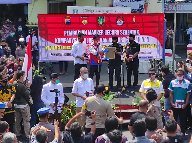 Wali Kota Solo FX Hadi Rudyatmo memimpin gerakan ayo pakai masker dengan menghadirkan paslon  Gibran-Teguh dan Bagyo-Supardjo.