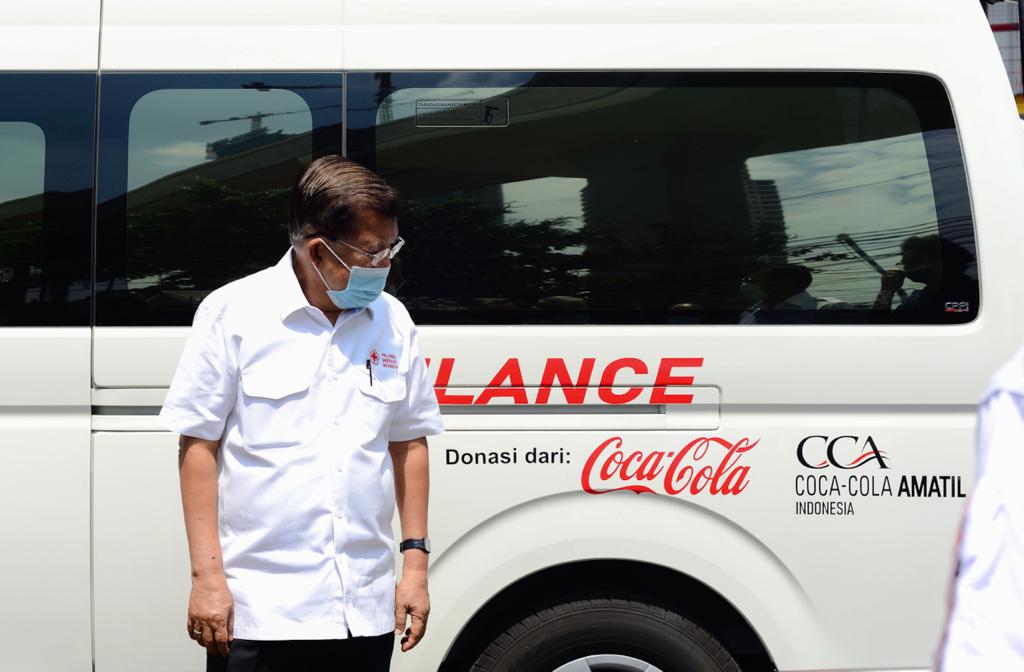 Ketua Umum Palang Merah Indonesia (PMI) Pusat Jusuf Kalla dan sumbangan satu unit ambulans.  