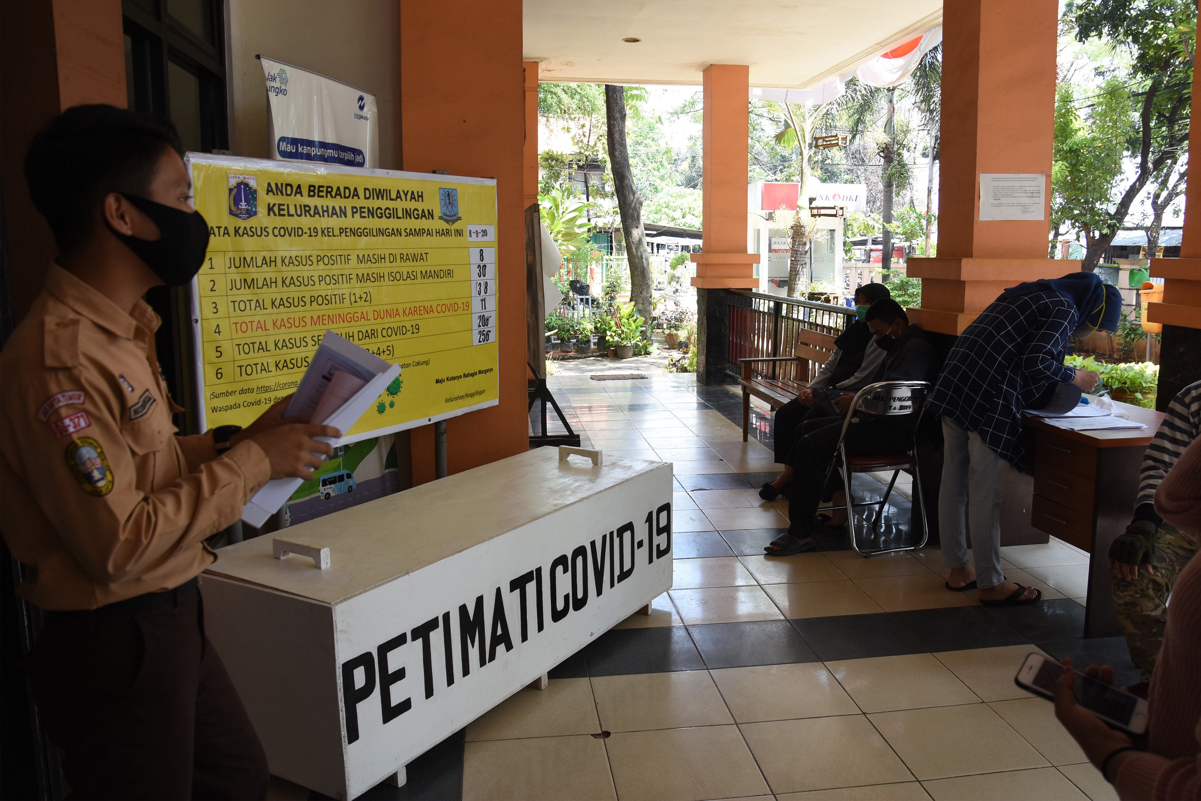 Warga antre mengurus administrasi kependudukan dan pencatatan sipil di Kantor Kelurahan Penggilingan, Jakarta Timur, Rabu (9/9).