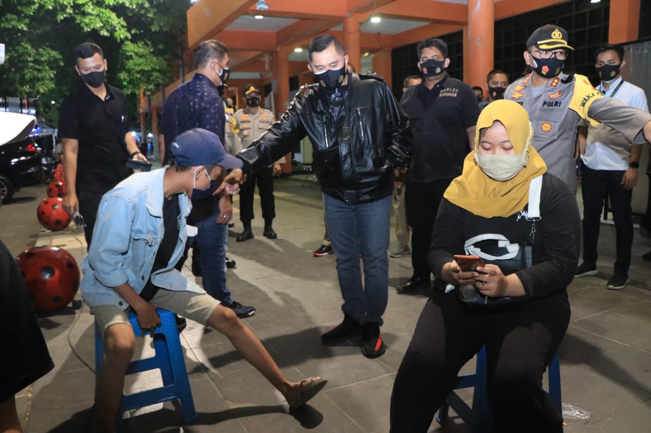 Kapolda Jawa Timur meninjau operasi yustisi di daerah rawan penularan covid-19.