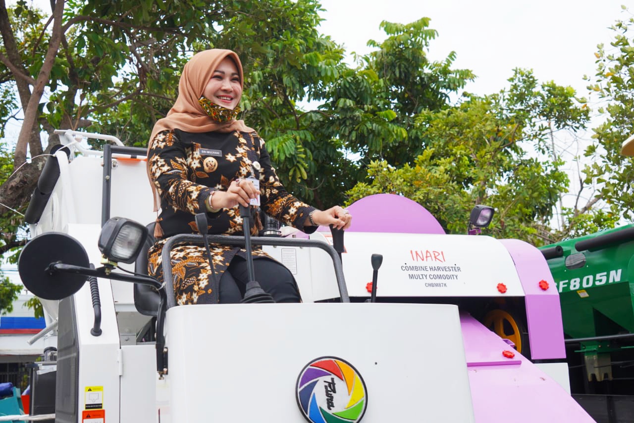 Bupati Klaten Sri Mulyani berpose di alsintan bantuan Kementan untuk petani Klaten.