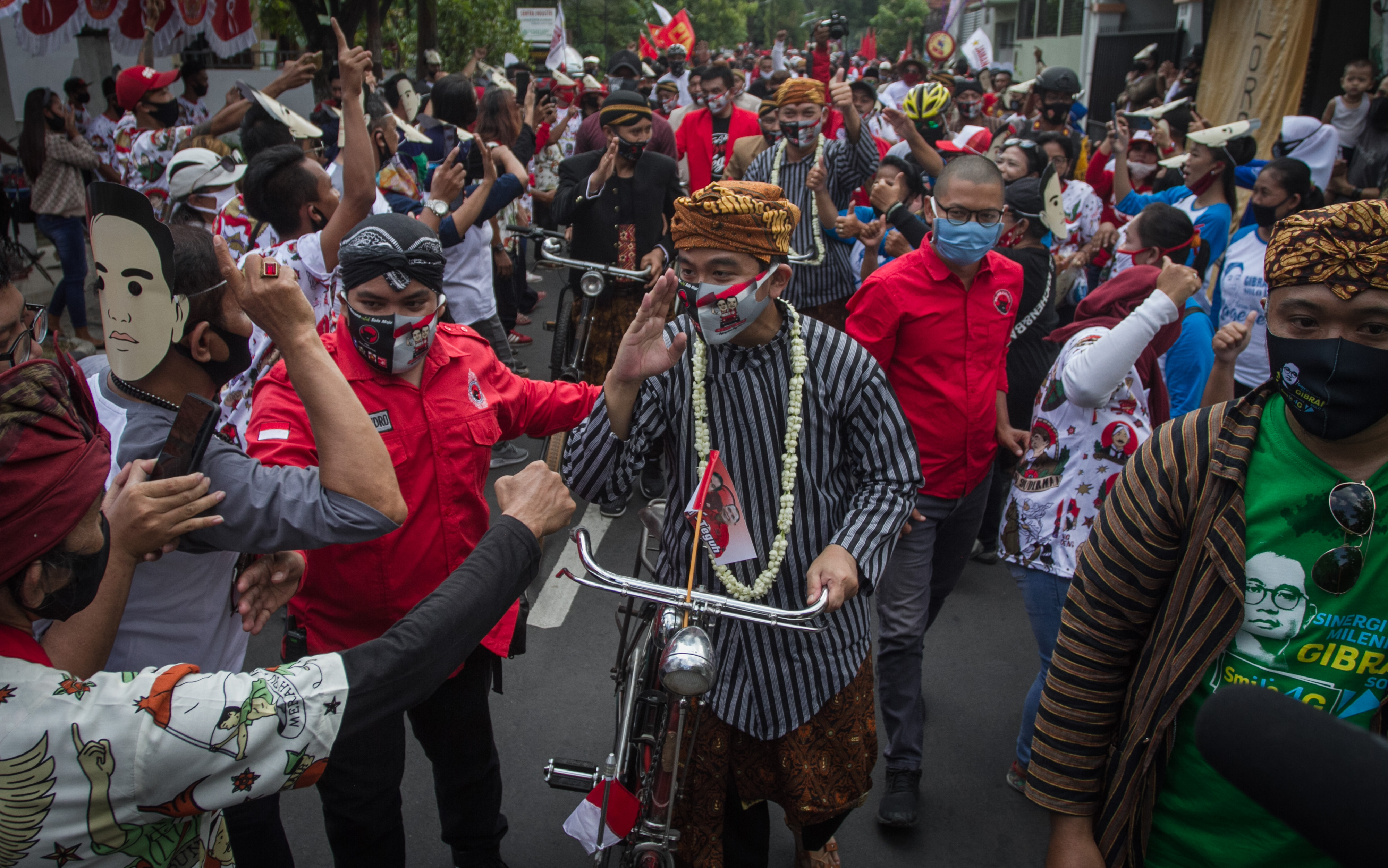 Anak sulung Presiden Jokowi diiringi konvoi pendukung saat mendaftar sebagai Calon Walikota Surakarta, kemarin.