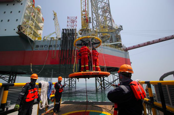 Suasana di pengeboran minyak lepas pantai.