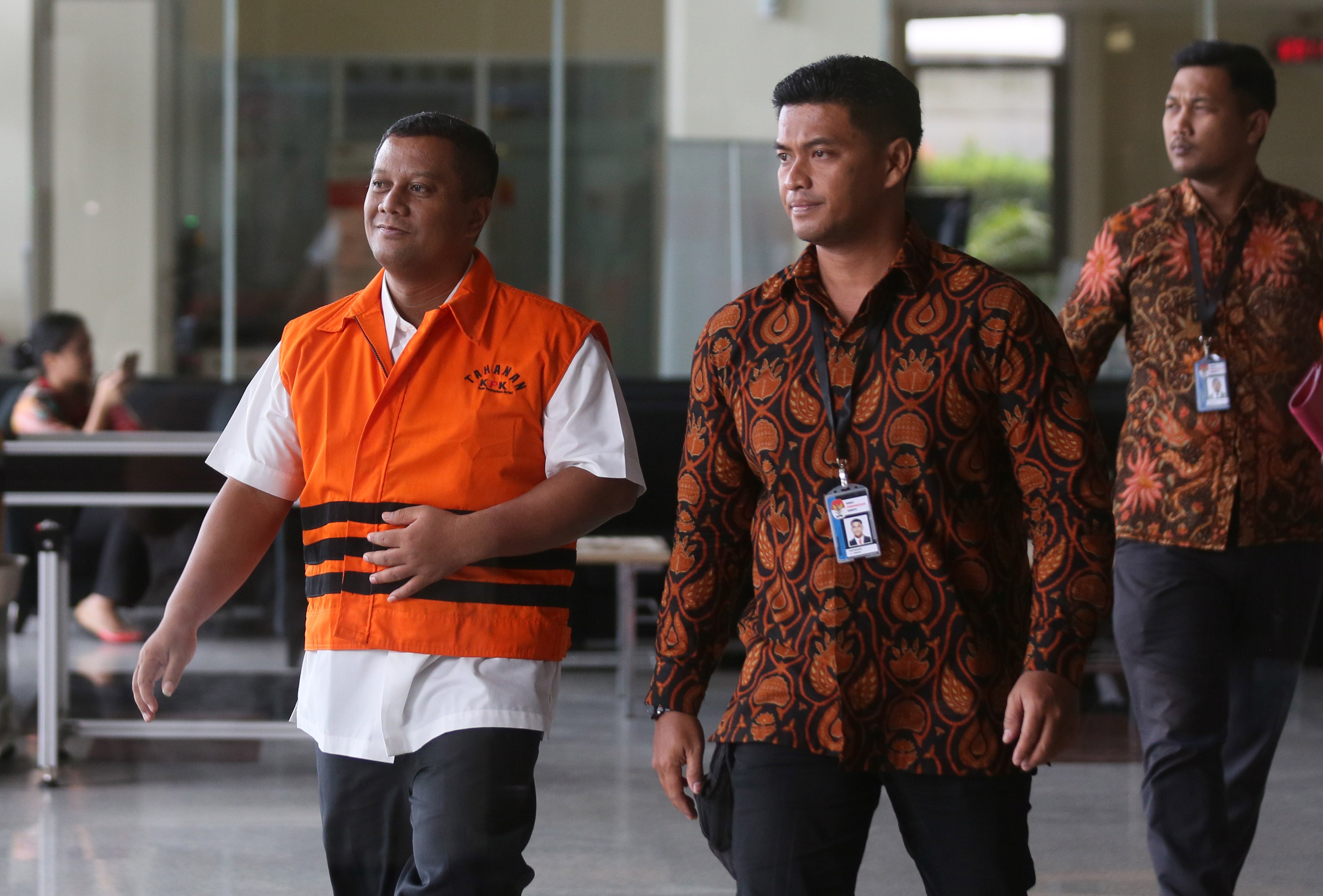 Mantan Bupati Mojokerto Mustafa Kamal Pasha mengenakan rompi tahanan KPK.