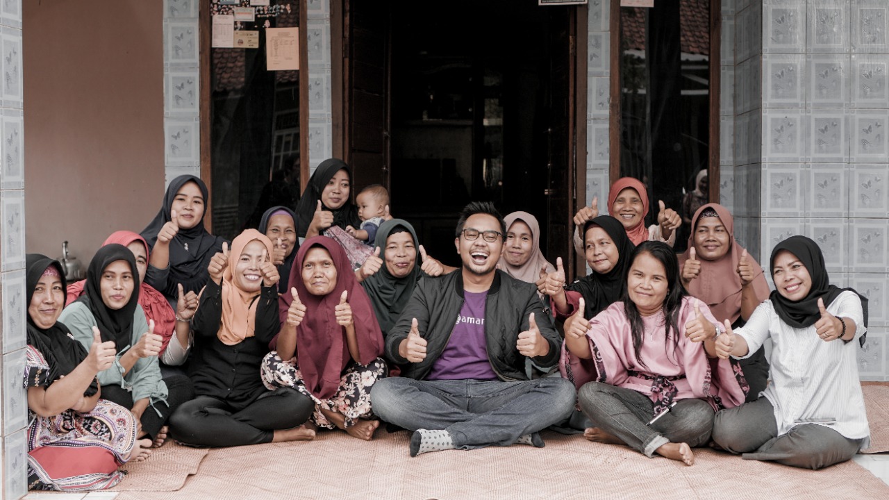 Para pelaku usaha mikro perempuan di desa selepas mendapat bimbingan.