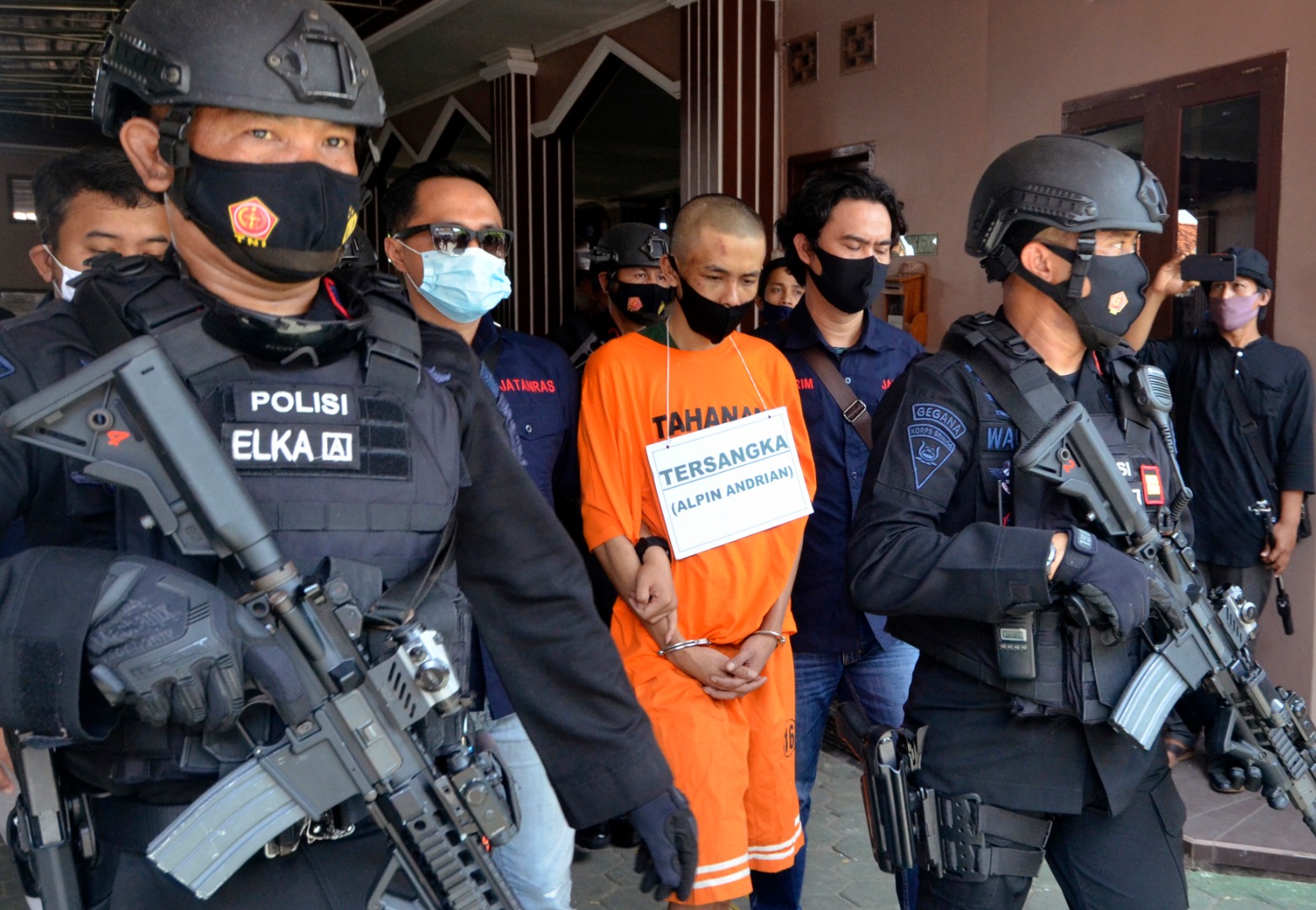 Tersangka Alpin Adrian dikawal petugas saat akan menuju lokasi reka ulang penikaman Syekh Ali Jaber di Masjid Falahudin Bandar Lampung.