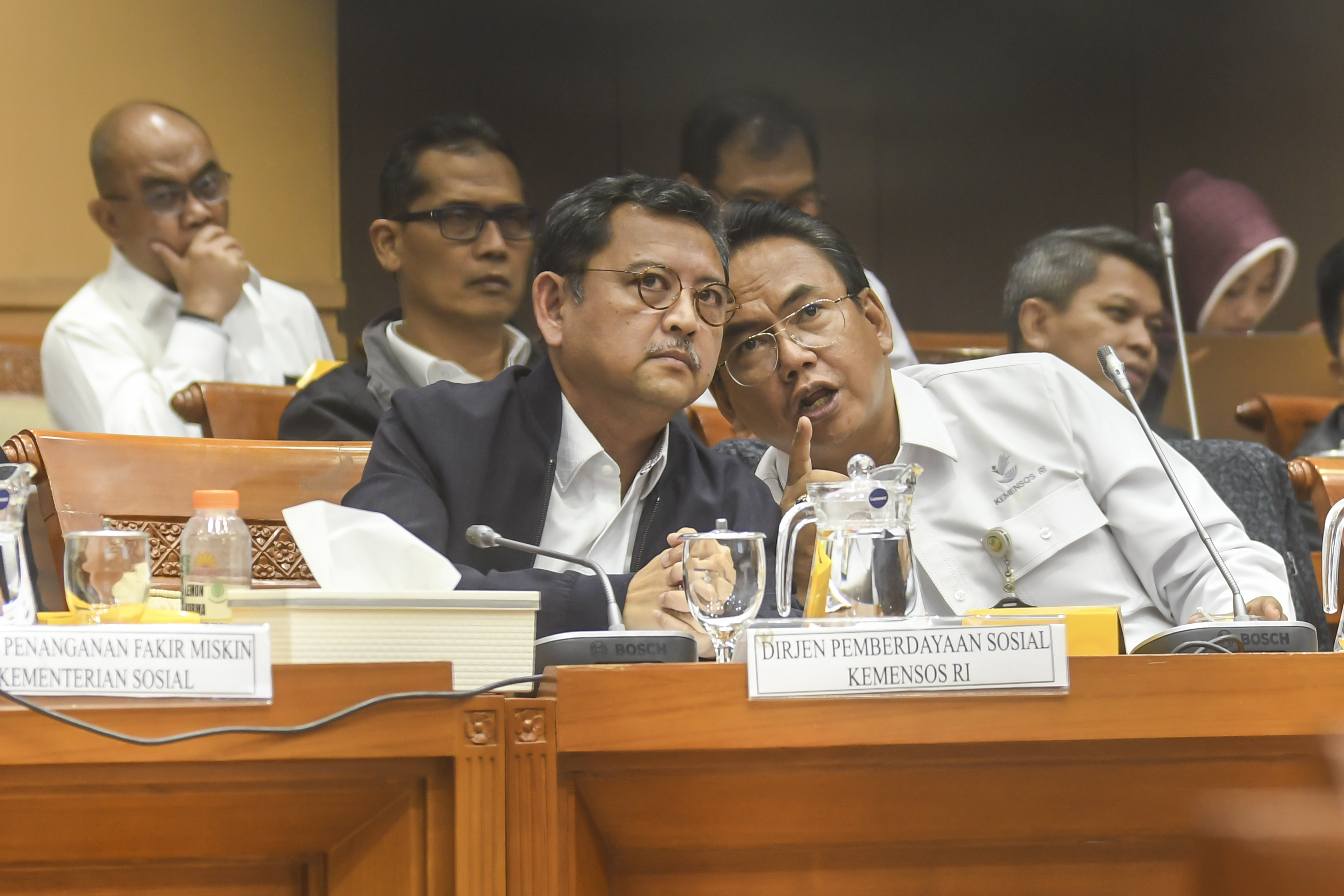 Dirjen Perlindungan dan Jaminan Sosial Kemensos Harry Hikmat (kanan) bersama Dirjen Pemberdayaan Sosial Kemensos Pepen Nazaruddin (kiri)