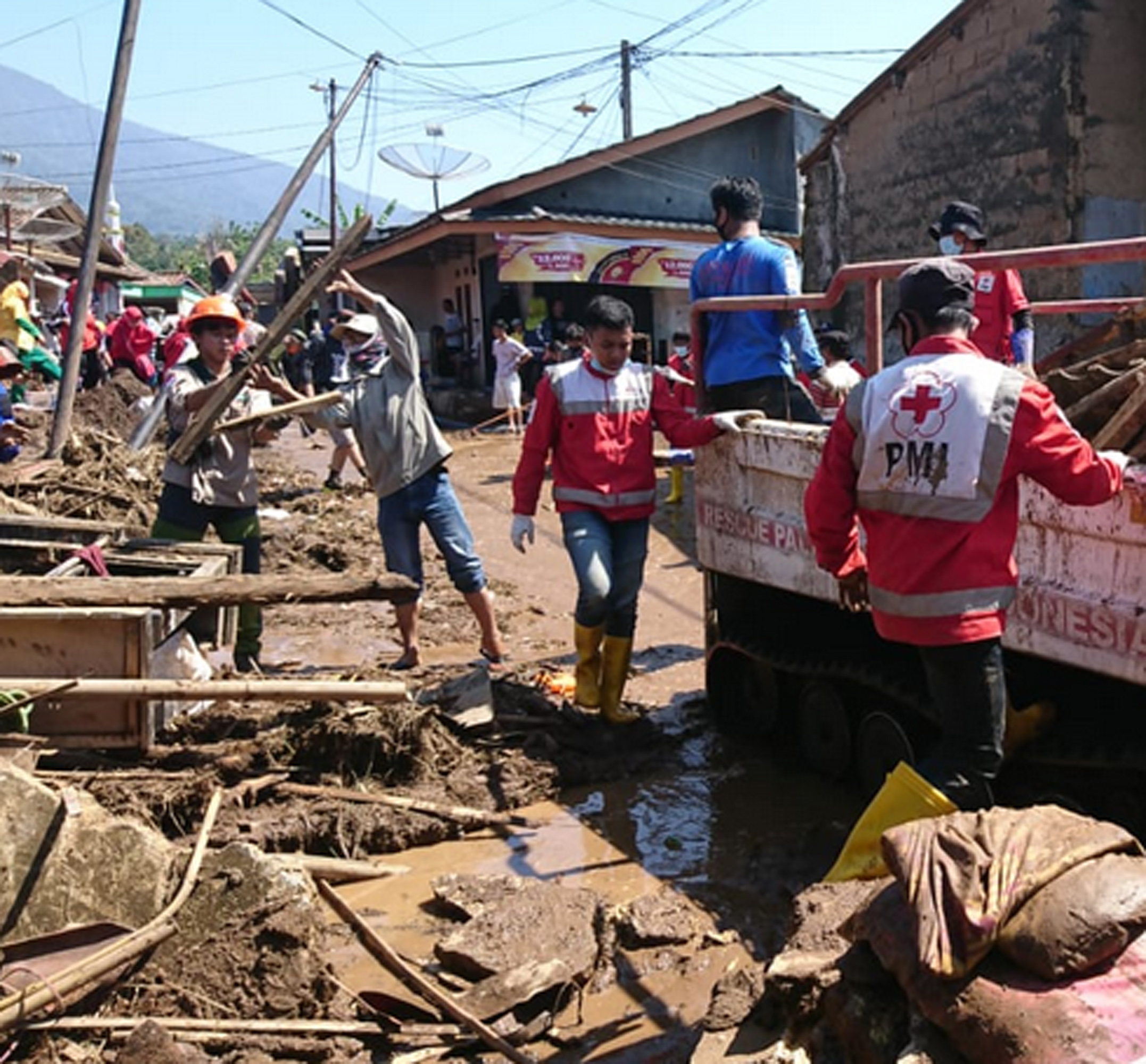 PMI Kirim 5 Ribu Liter Air Bersih untuk Korban Banjir Sukabumi