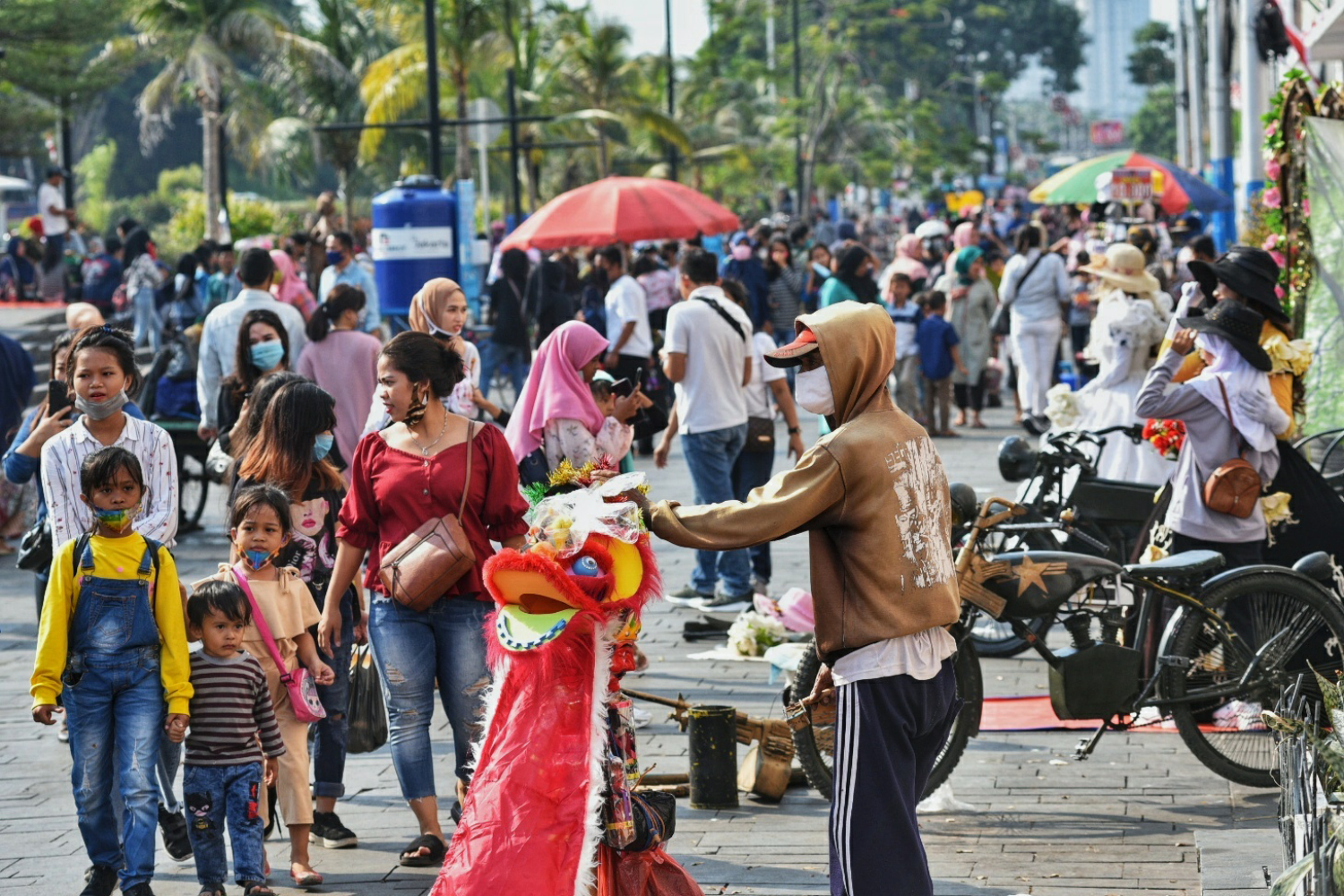 Sejumlah wisatawan beraktivitas di kawasan Kali Besar Kota Tua di Jakarta, Minggu (30/8/2020). 