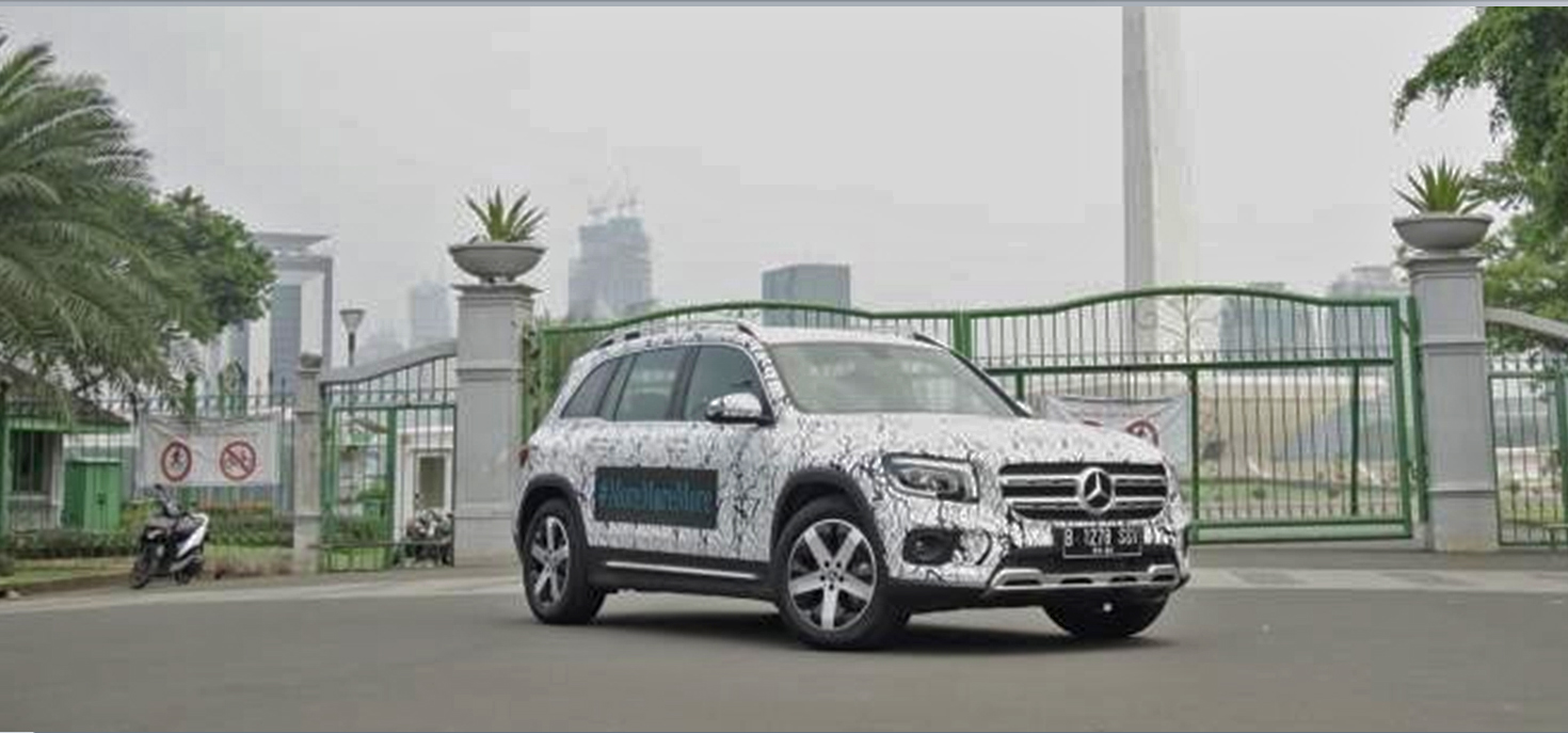 Pemasangan stiker dengan tag #MoreMoreMore tersebut bertujuan untuk mencuri perhatian para pengguna jalan.