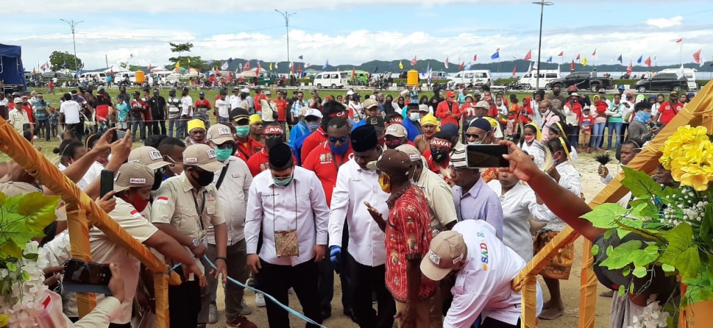 Pasangan  Samaun Dahlan dan Clifford Hendrik Kelly Ndandarmana mendaftarkan sebagai calon bupati dan wabup di KPUD Fakfak, Minggu (6/9/2020)
