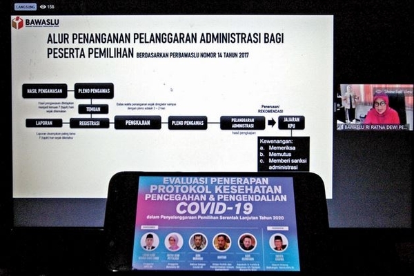 Anggota Bawaslu RI Ratna Dewi Pettalolo (kanan) memberikan paparan dalam webinar KPU di Jakarta, kemarin.