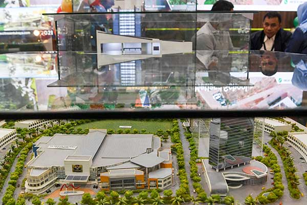 Pengunjung mendapatkan penjelasan dari pengembang perumahan saat pameran hunian Indonesia Property Expo 2020 di Jakarta, Sabtu (15/2) lalu.
