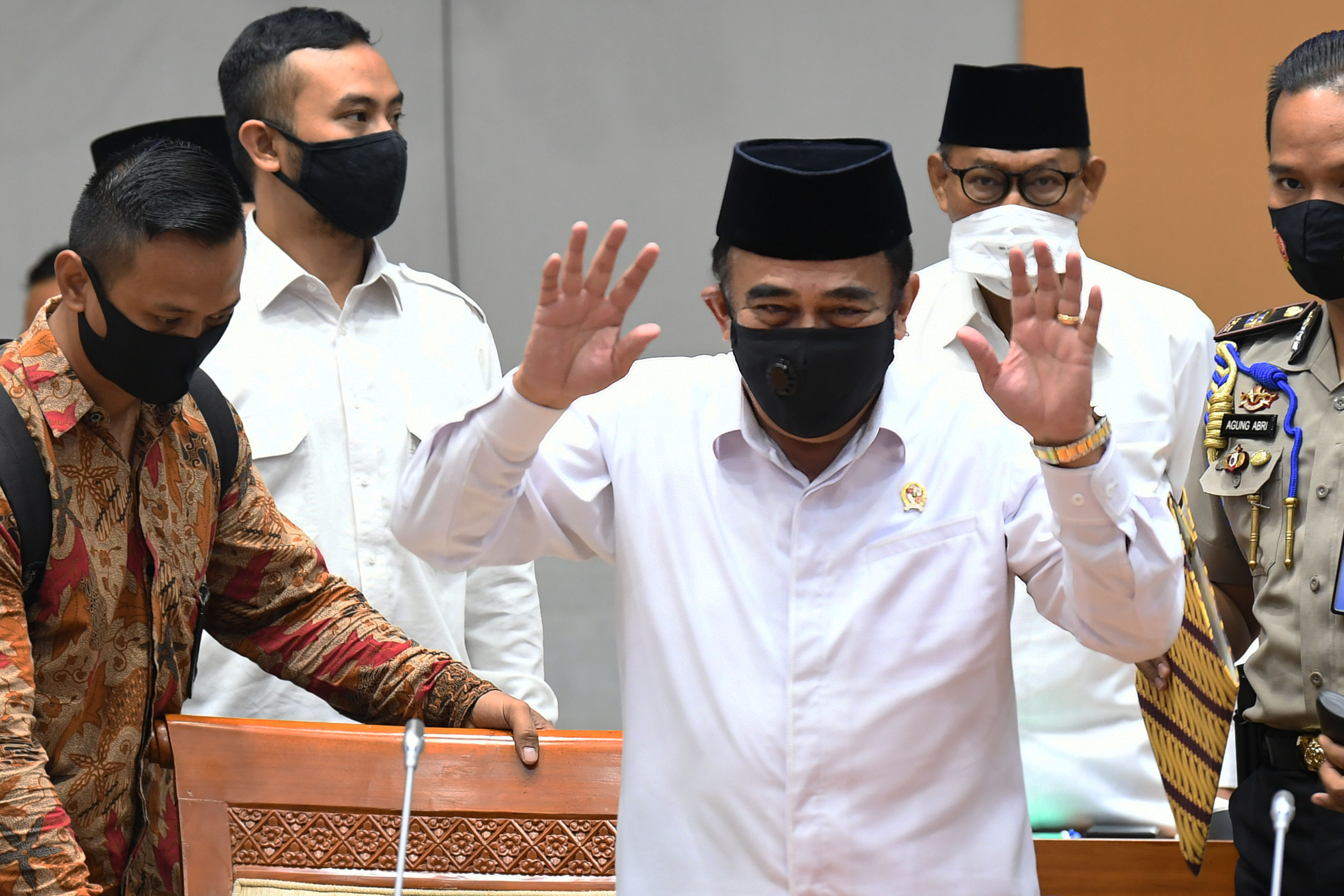 Menteri Agama Fachrul Razi (tengah) 