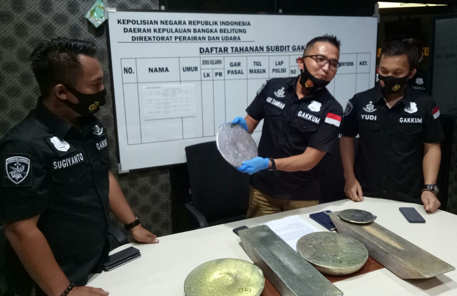 Ditpolairud Polda Kepulauan Bangka Belitung  berhasil menggagalkan pengiriman timah balok ilegal melalui barang rongsokan seberat 515 kg.