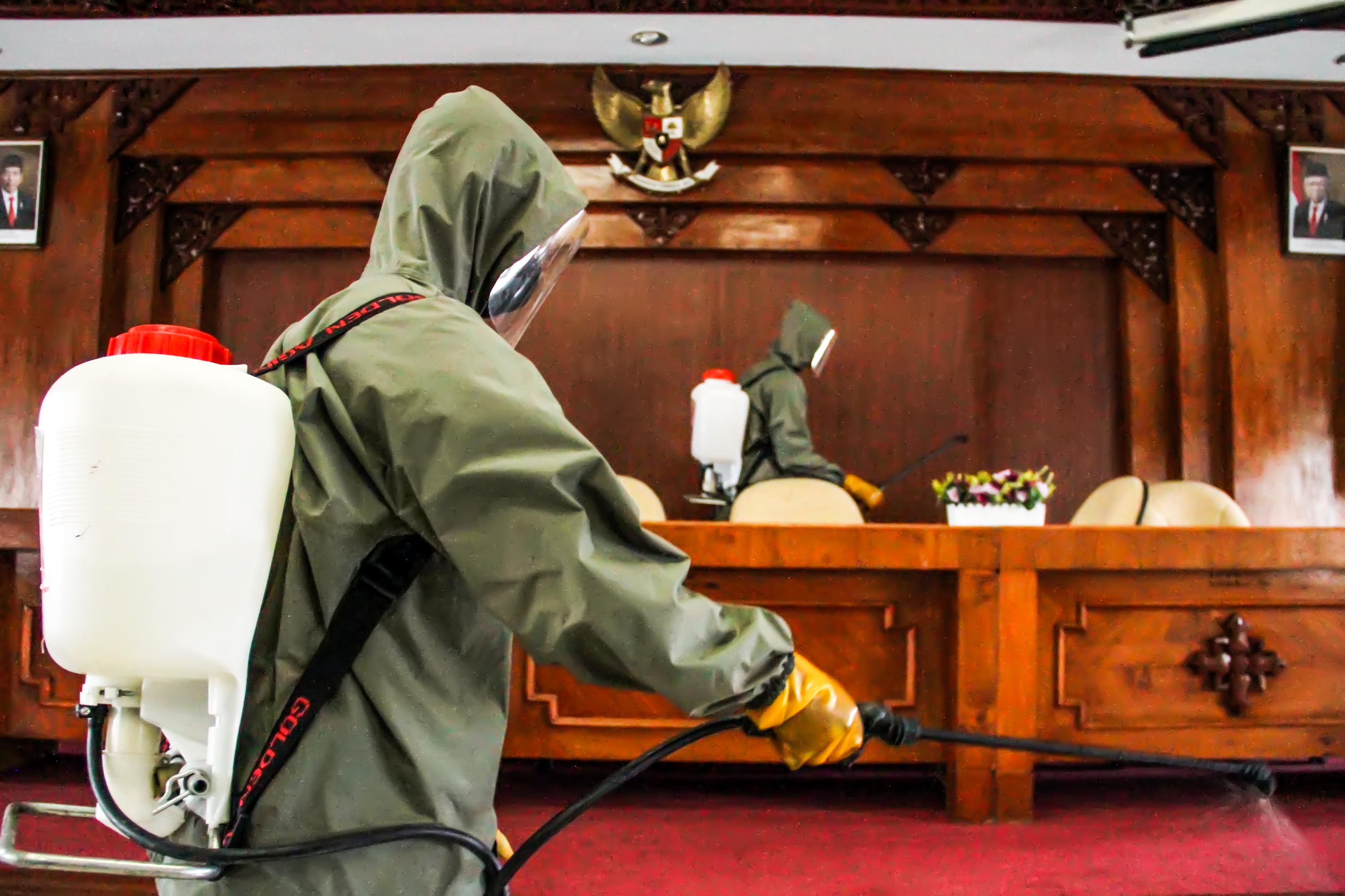 Petugas menyemprotkan diisnfektan di kantor Bupati Lhokseumawe, Aceh