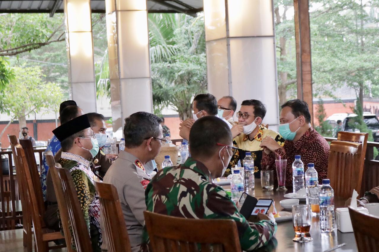 Gubernur Kepulauan Bangka Belitung Erzaldi Rosman bertemu dengan Ketua Bawaslu Pusat Abhan.  