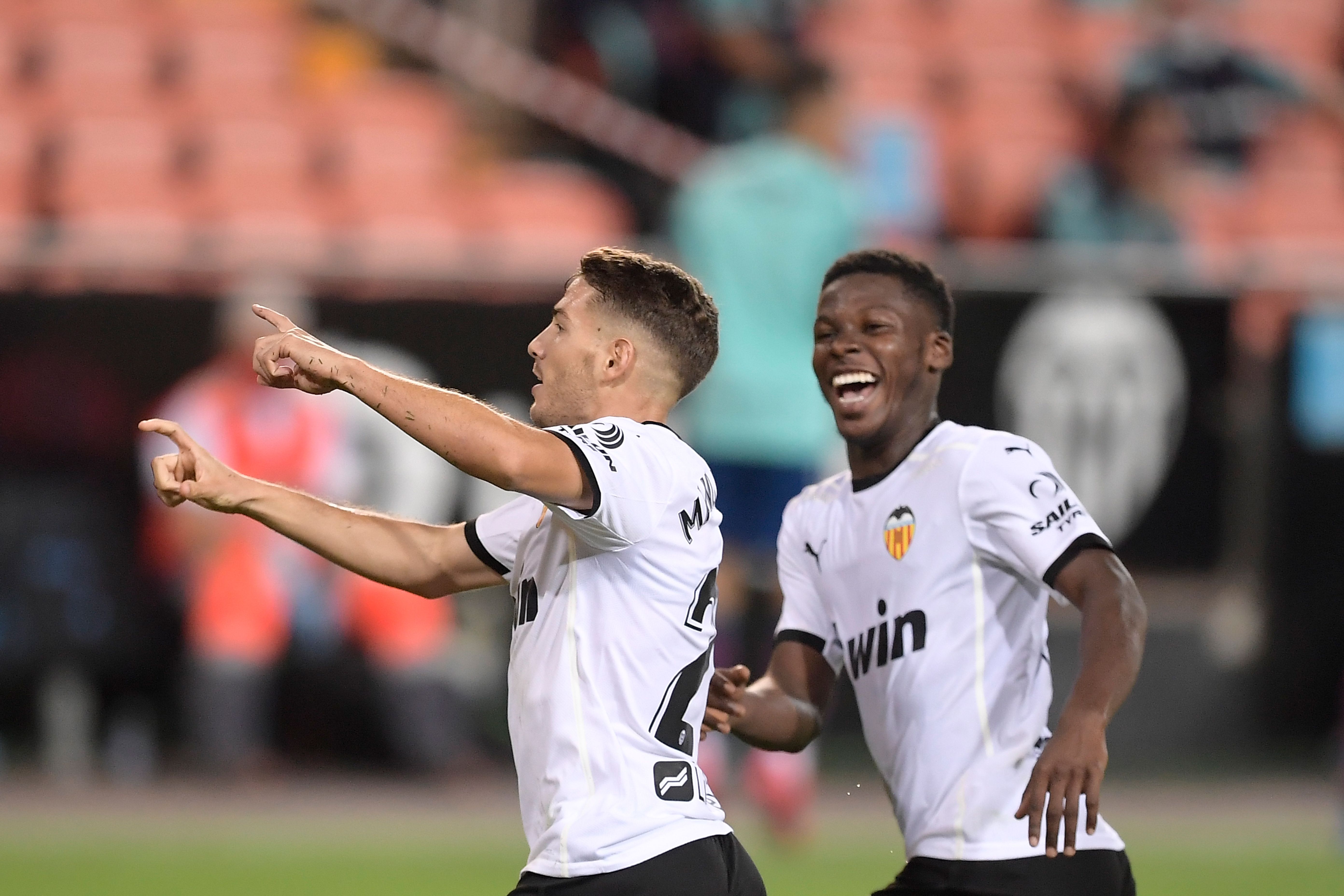 Striker Valencia Manu Vallejo (kiri) merayakan gol yang dicetak ke gawang Levante dalam laga La Liga, Minggu (14/9). Valencia menang 4-2. 