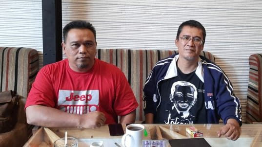 Eksponen 98 Budi Hermansyah (kanan) dan Kimung saat memberi keterangan di Bandung, Jawab Barat.  