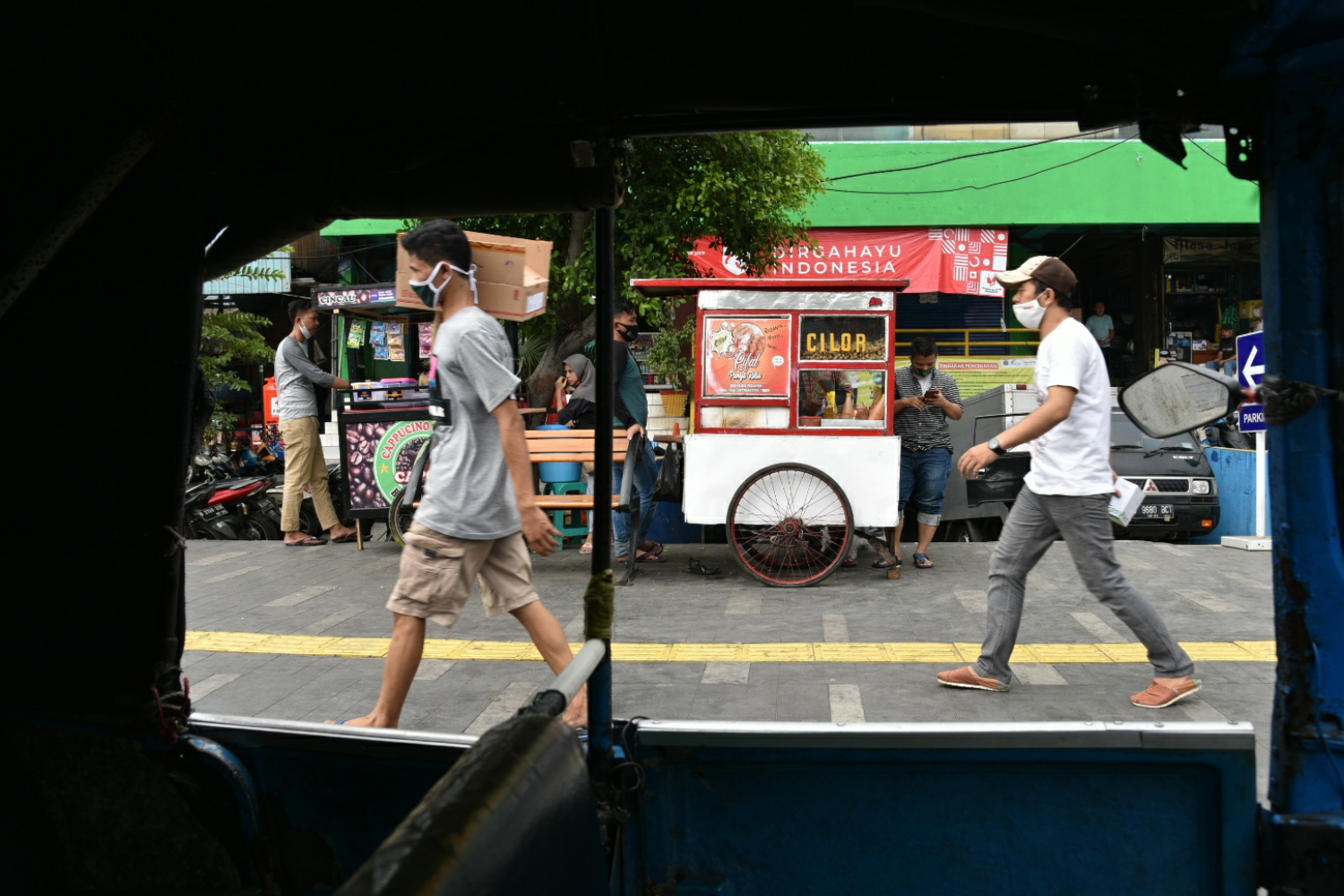 Pedagang berjualan di trotoar kawasan Kramat Raya, Jakarta.