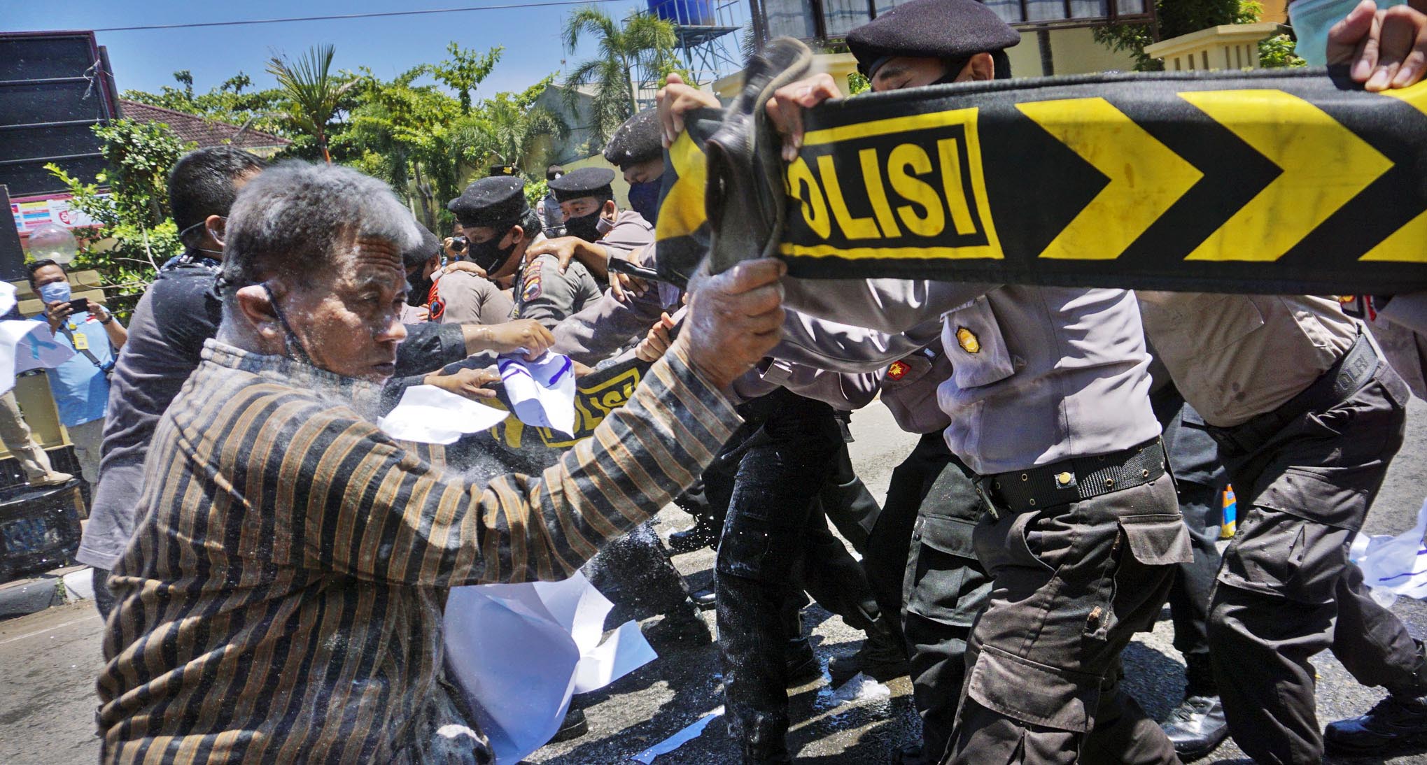  Polres Pekalongan Kota mengadakan latihan simulasi Sispamkota menghadapi Pilkada serentak 2020 untuk menciptakan situasi yang aman.