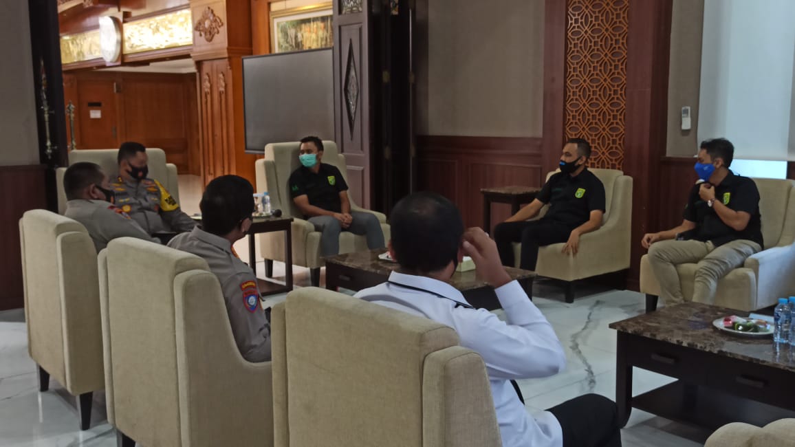  Presiden Persebaya Azrul Ananda  bertemu Kapolda Jatim Irjen M Fadil Imran membahas bergulirnya Liga 1, 24 Agustus 2020.