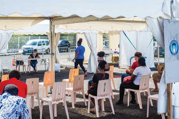Warga antre untuk menjalani swab test covid-19 di Guadeloupe, Kepulauan Karibia, Prancis