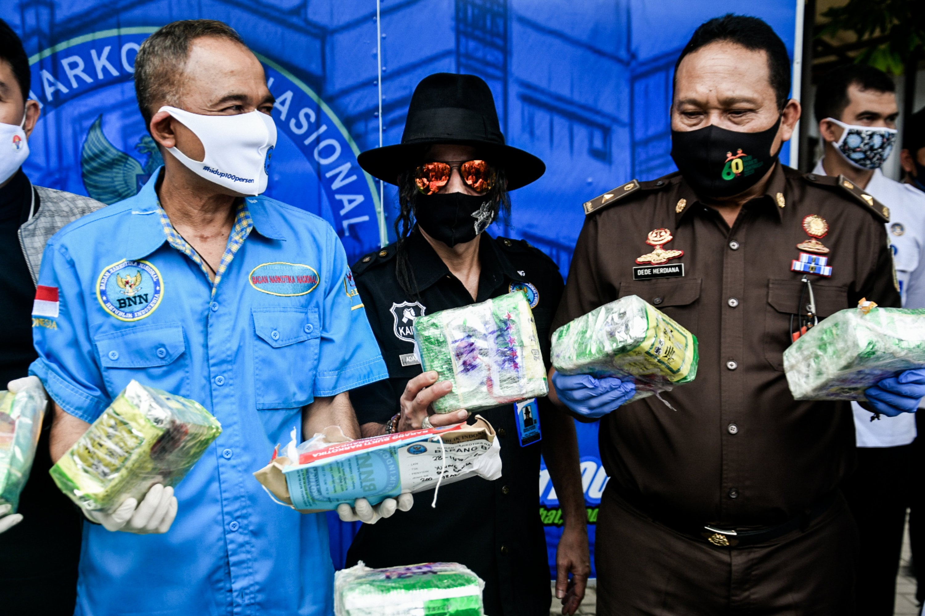 Kepala BNN Heru Winarko (kiri) dan Jampidum Kejagung Dede Herdiana (kanan) menunjukan barang bukti narkotika yang akan dimusnahkan.