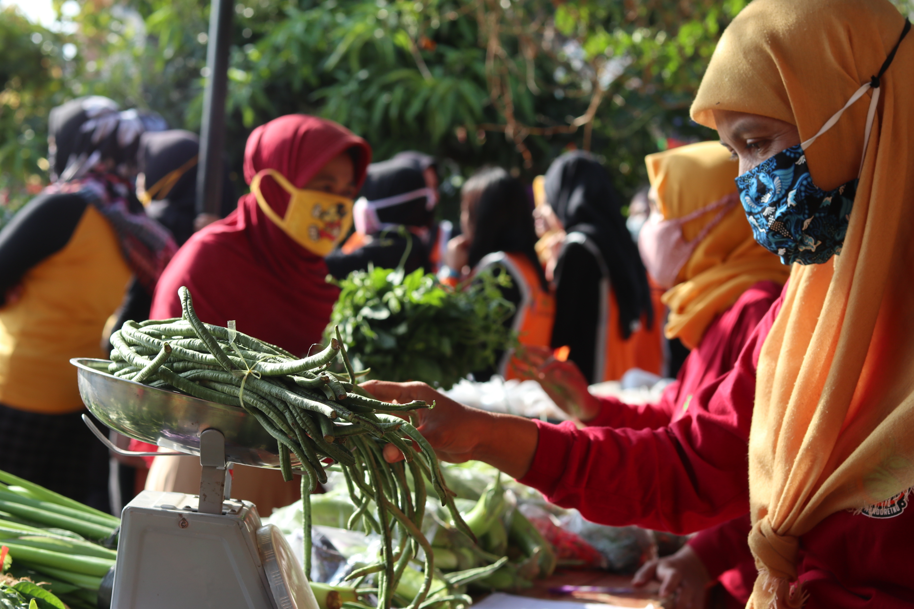 Kelompok Wanita Tani menggelar pasar tani untuk menaikan harga sayuran, di Dusun Jojogan, Desa Mondoretno, Temanggung, Jawa Tengah, kemarin.