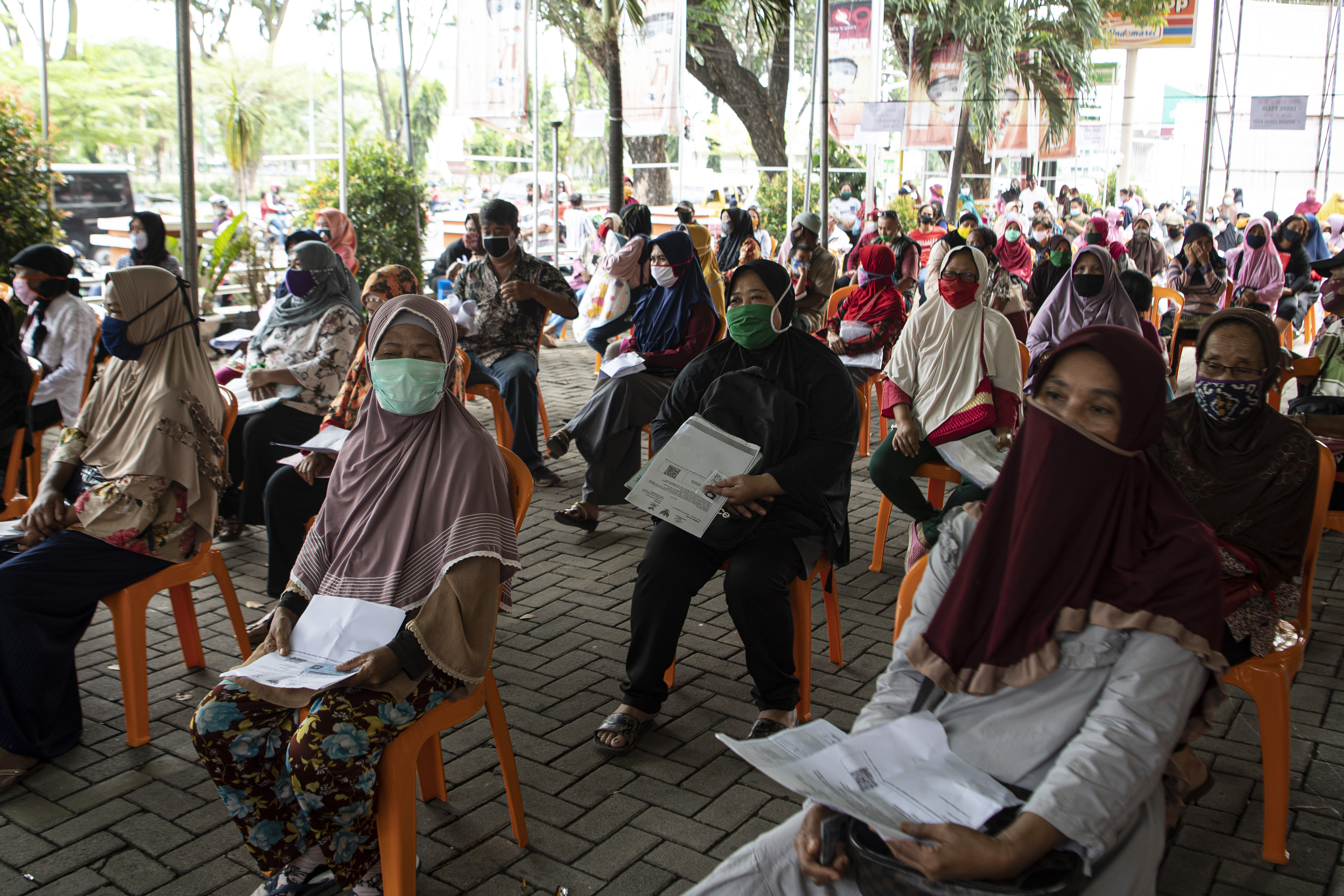 Warga antre untuk mengambil Bantuan Sosial Tunai (BST) tahap enam di Kantor Pos Besar Merdeka Palembang, Sumatera Selatan.