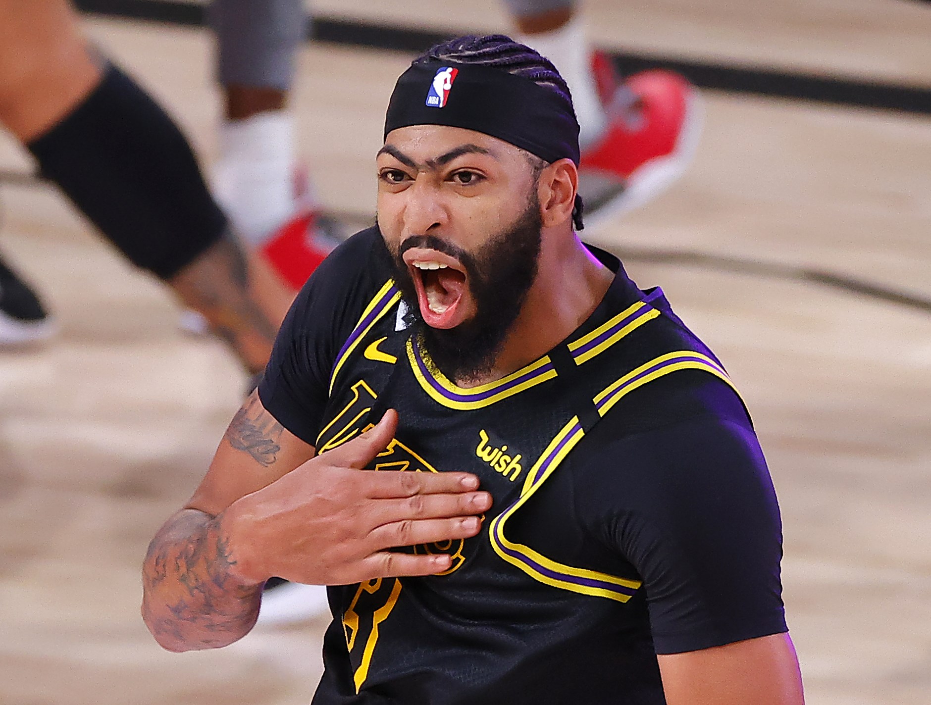 Anthony Davis melakukan selebrasi usai memastikan kemenangan Los Angeles Lakers atas Denver Nuggets di Gim 2 Final Wilayah Barat Playoff NBA