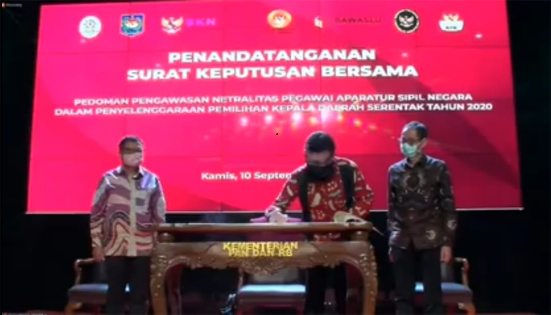 Menteri Pendayagunaan Aparatur Negara dan Reformasi Birokrasi Tjahyo Kumolo tanda tangani SKB.