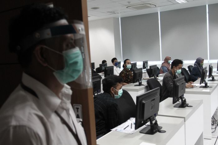 Ilustrasi : Peserta mengikuti Ujian Tulis Berbasis Komputer (UTBK) saat seleksi masuk perguruan tinggi negeri di Kampus UGM, DI Yogyakarta.