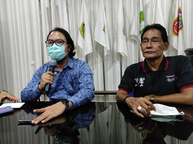 Wakil Sekjen NPC Indonesia, Rima Ferdianto (kiri) memberikan penjelasan terkait pelatnas untuk 35 atlet Paralympic Games Tokyo di Solo. 