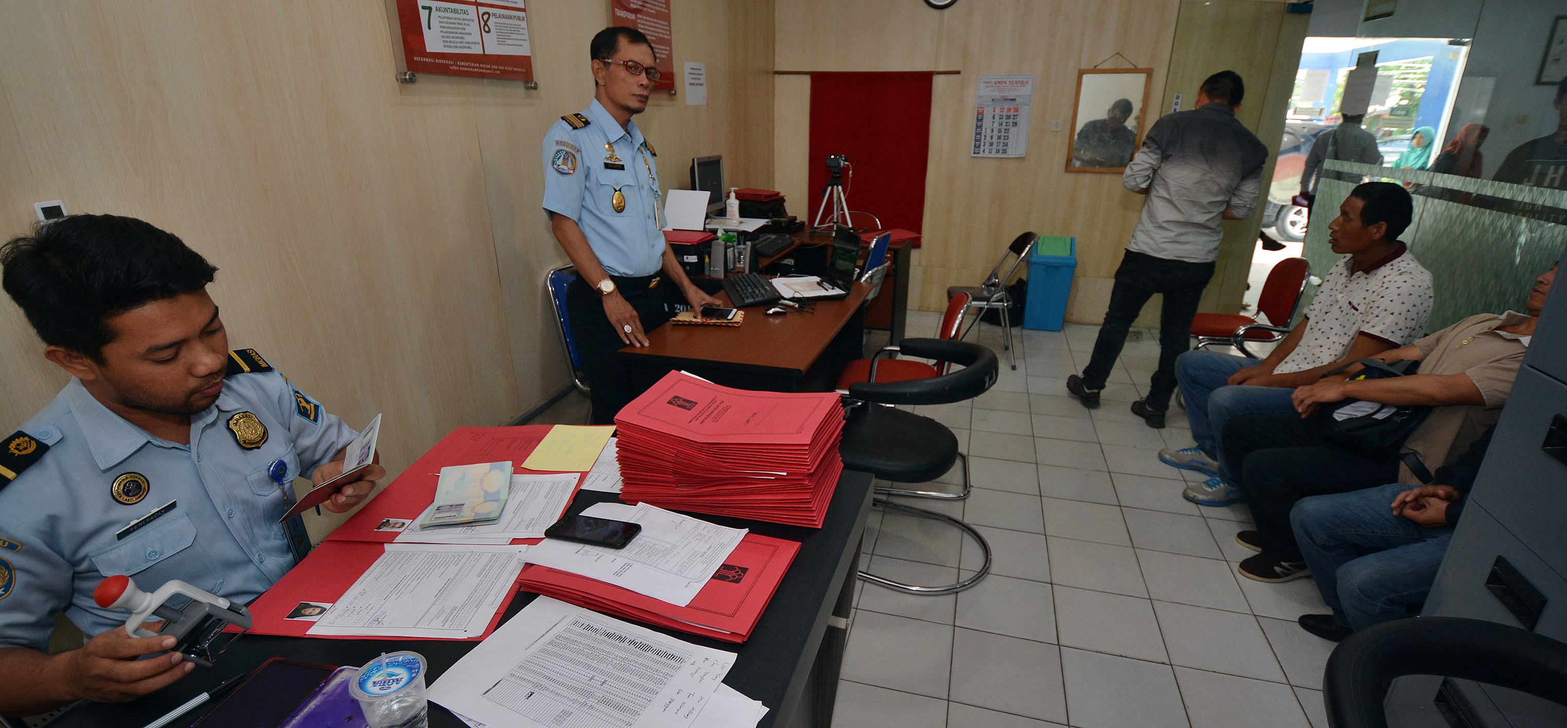 Petugas melayani pekerja asing asal Tiongkok mengurus perpanjangan Kartu Izin Tinggal Sementara di Kantor Imigrasi Palu, Sulawesi Tengah
