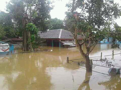 Banjir bandang luapan Sungai Katingan mengakibatkan sebanyak 3 kecamatan di Kabupaten Katingan, Kalimantan Tengah,