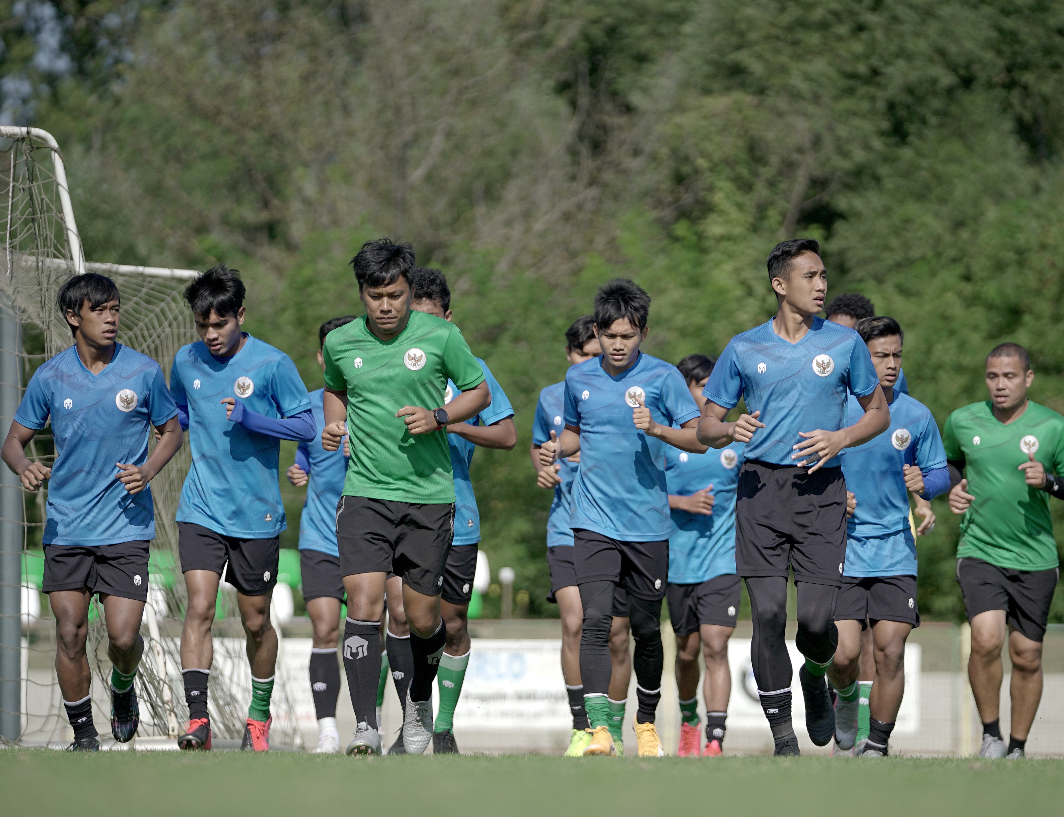 Sejumlah pemain Timnas Indonesia U-19 dan ofisial melakukan pemanasan saat pemusatan latihan di Kroasia, Jumat (18/9/2020).