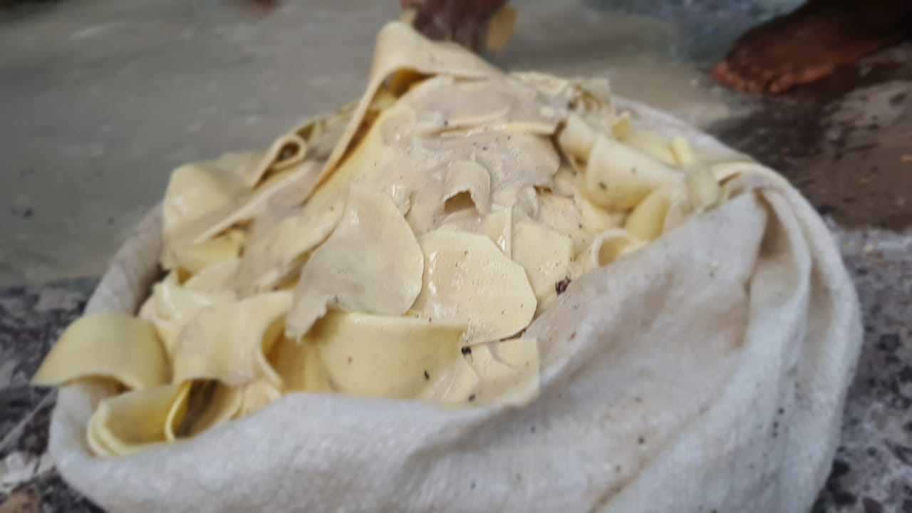 Gagal Panen Melanda Sikka, Warga Terpaksa Konsumsi Ubi Beracun: Keterangan foto: warga sedang membersihkan ubi beracun