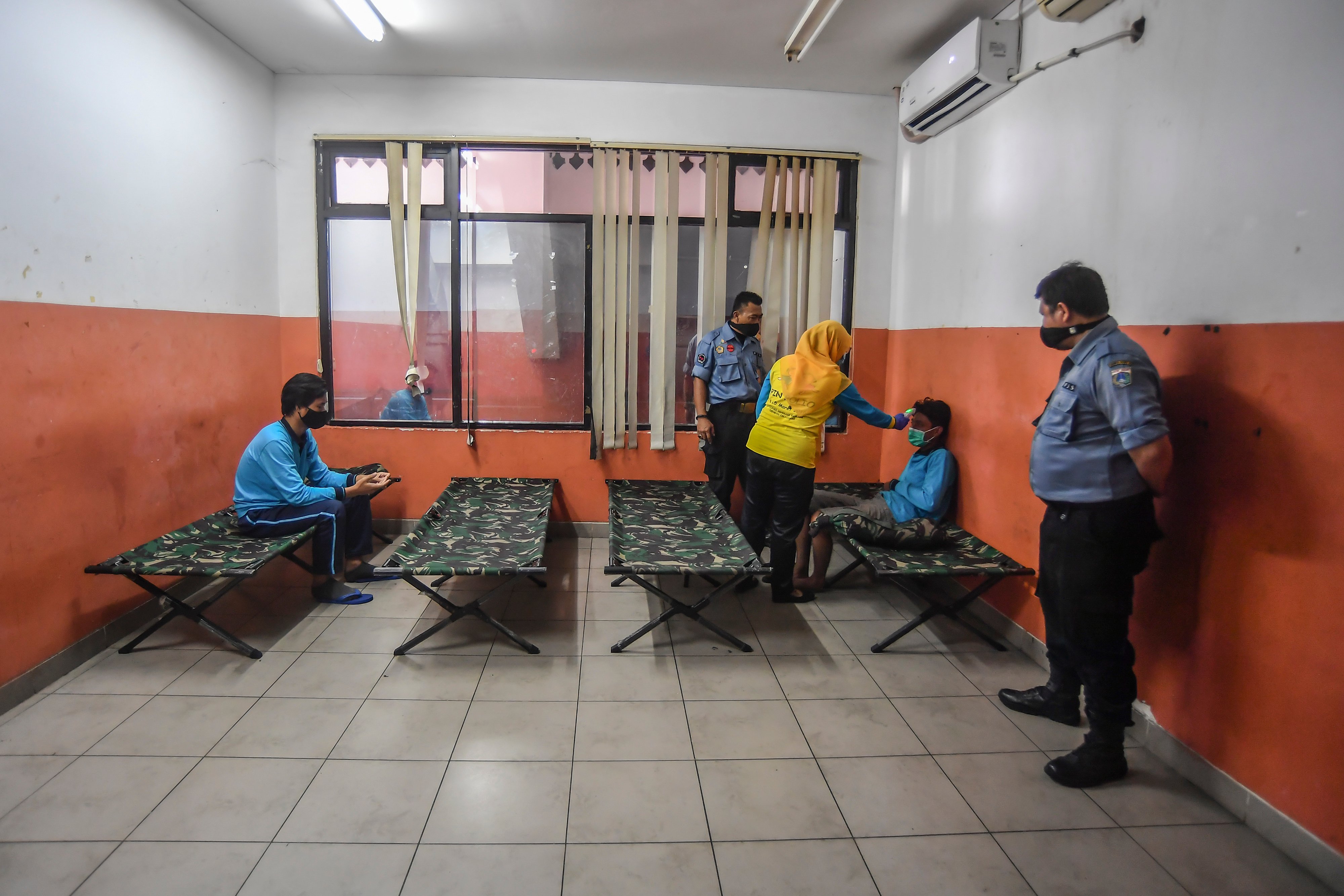 Petugas memeriksa kesehatan OTG di ruang karantina GOR Ciracas Jakarta Timur, Rabu (16/9/2020)